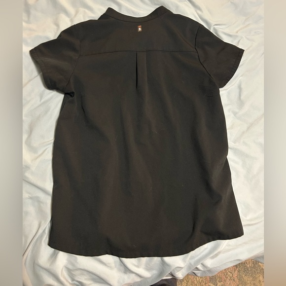 Grey’s Anatomy Spandex Stretch Avery 2-Pocket Banded Collar Notch Sleeve Top - Picture 3 of 5